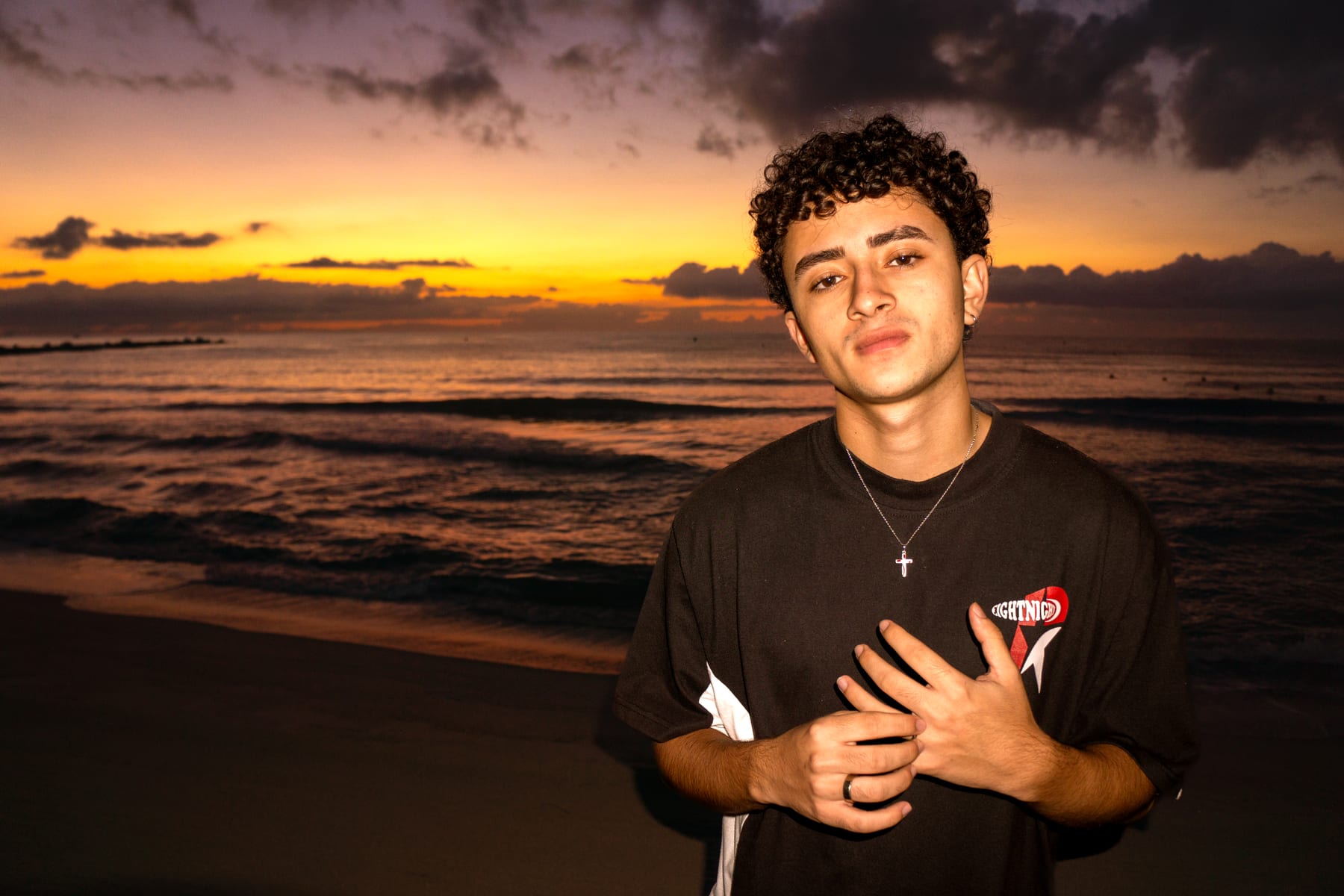 Pavelito junto al mar al atardecer